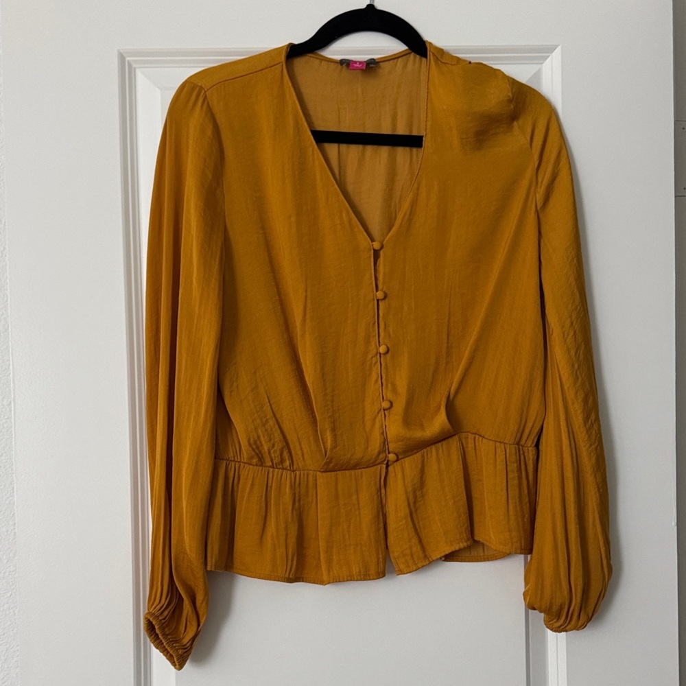 Vince Camuto Gold Longsleeve top Blouse with Buttons size Small